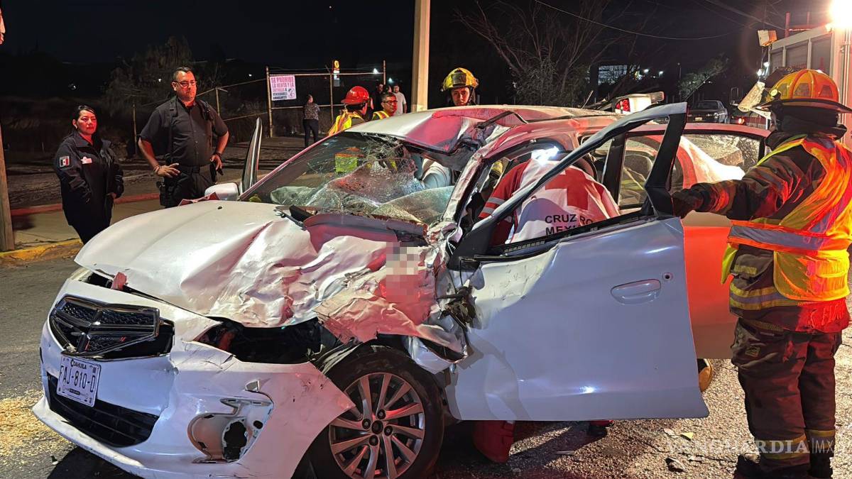 $!El Dodge Attitude quedó severamente dañado tras ser impactado por el Aveo.