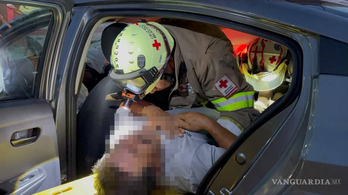 $!Paramédicos de la Cruz Roja y personal de rescate realizaron maniobras para liberar a los dos ocupantes del vehículo, quienes quedaron atrapados en el interior tras el choque contra la estructura del puente.