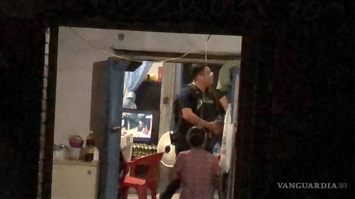 $!Policías investigan en los domicilios cercanos.