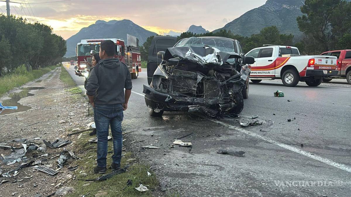 $!La camioneta RAM 2500 quedó severamente dañada tras girar 180 grados por el impacto frontal.