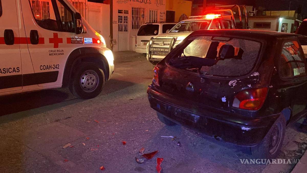 $!El impacto contra un vehículo Ford Fiesta estacionado ocasionó daños materiales considerables, además de provocar que los tripulantes de la motocicleta salieran proyectados varios metros.