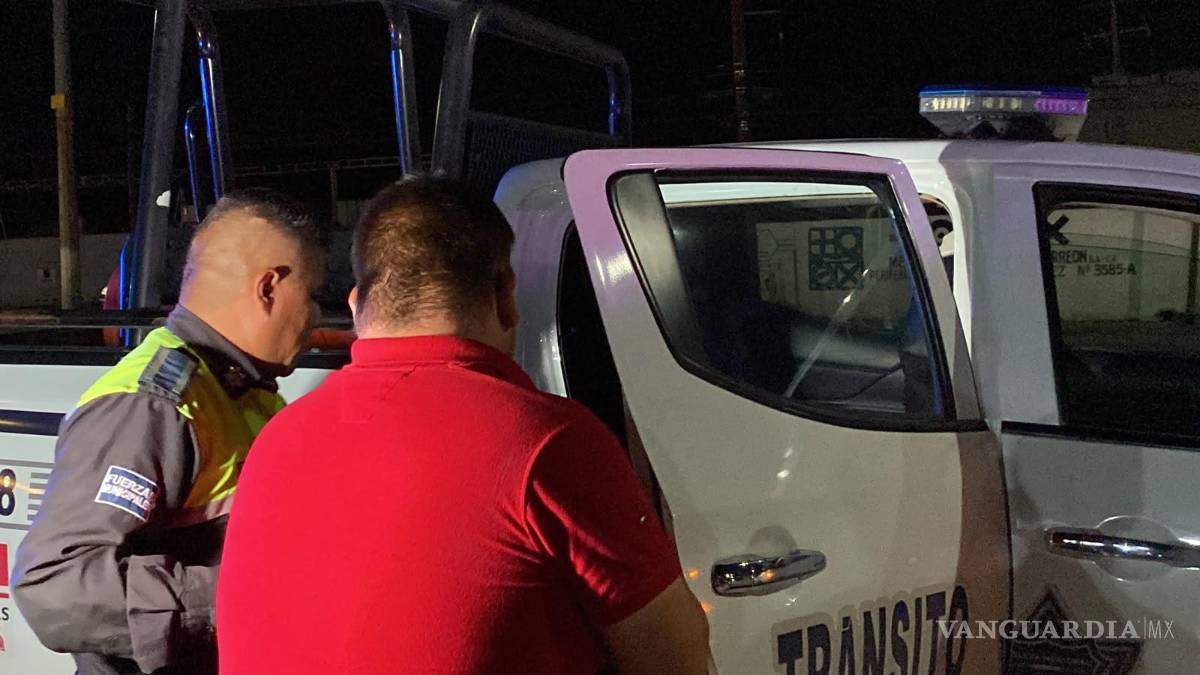 $!El conductor de un Chevrolet fue detenido por autoridades municipales luego de verse involucrado en un accidente vial sobre el periférico Luis Echeverría Álvarez, donde presuntamente manejaba bajo los efectos del alcohol y ocasionó daños materiales a un taxi de aplicación.