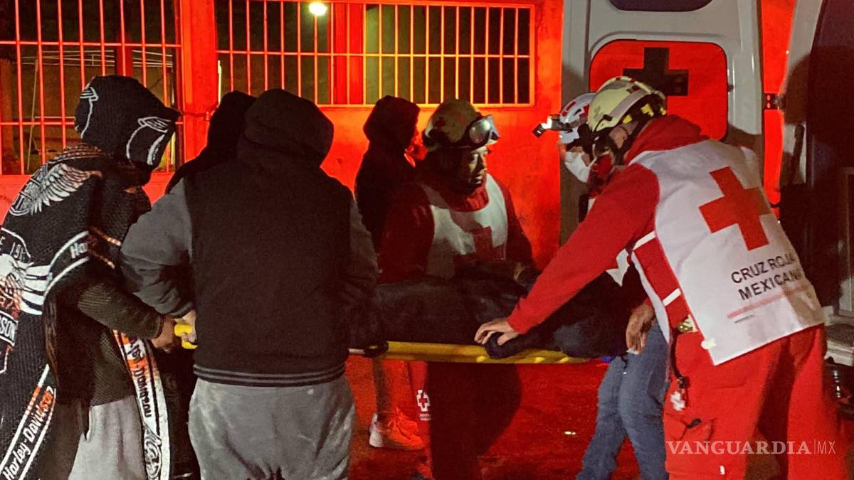 $!Paramédicos de la Cruz Roja brindaron los primeros auxilios al afectado y lo trasladaron al Hospital General.