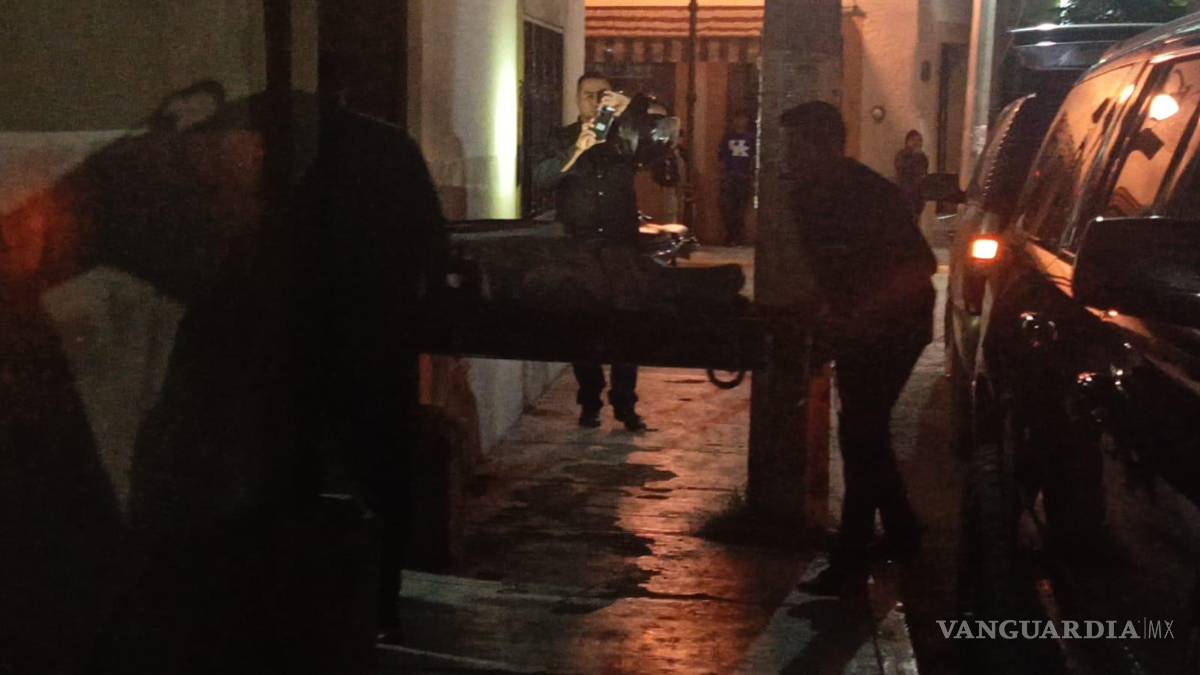 $!En una camioneta de la fiscalía transportaron el cuerpo de Dulce Sofía, para luego pasarla a una carroza fúnebre.