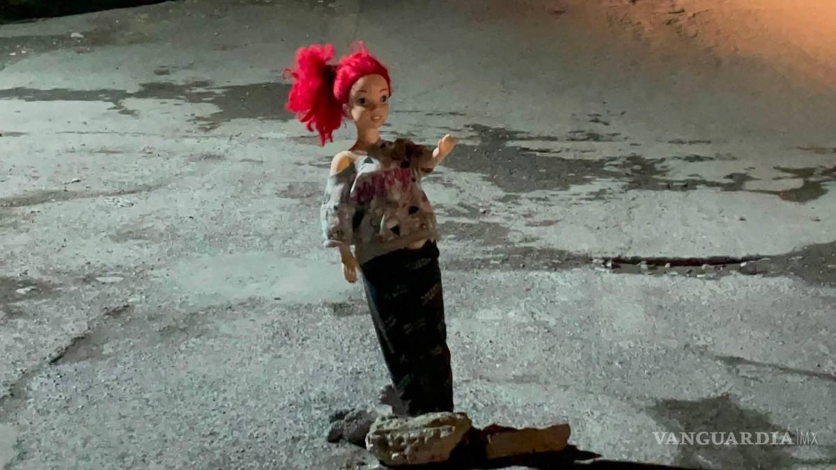 $!La muñeca fue encontrada durante la madrugada en plena calle José de las Fuentes, con una de sus manos levantada.