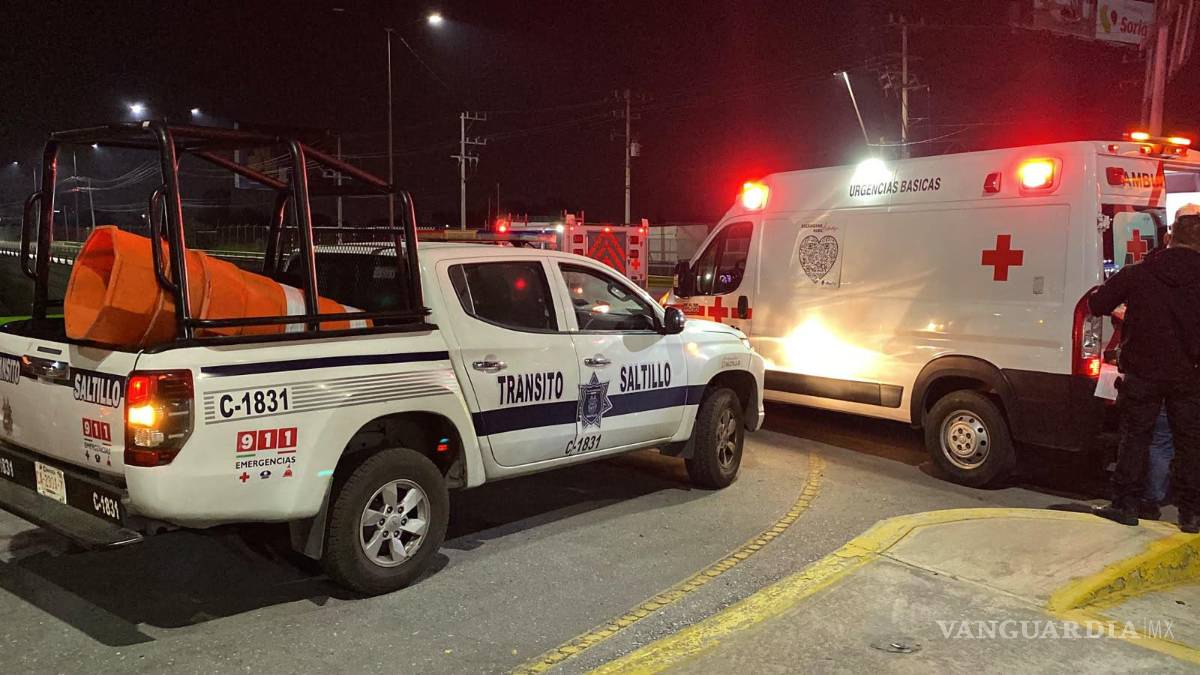 $!Elementos de Tránsito Municipal acudieron al lugar para tomar conocimiento del percance y buscar al conductor que abandonó la escena.