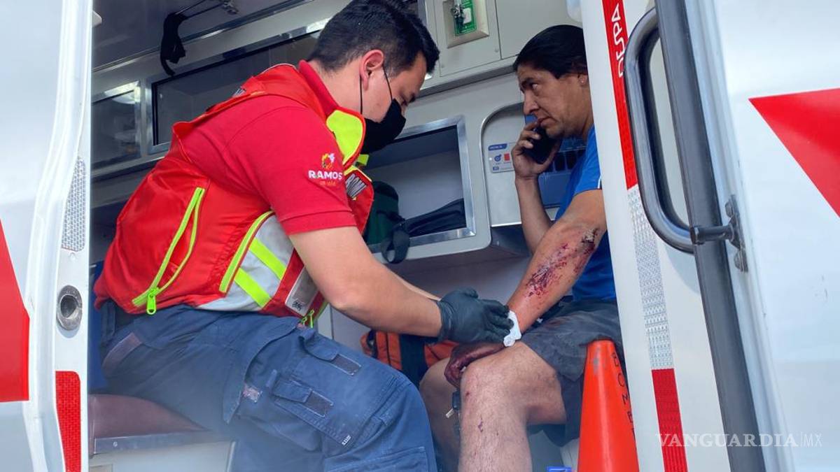 Conductor se vuelca y sale de la carretera antes de llegar a Saltillo