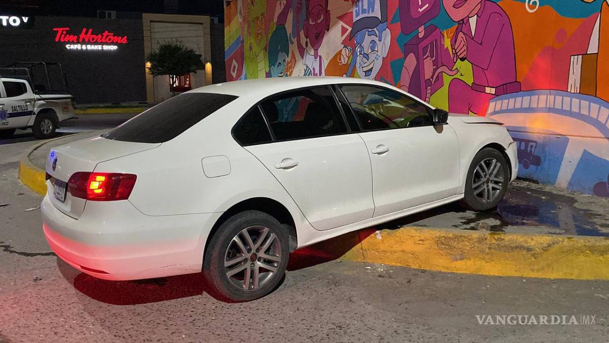 $!Elementos de Tránsito Municipal acudieron al lugar y detuvieron al conductor presuntamente ebrio.