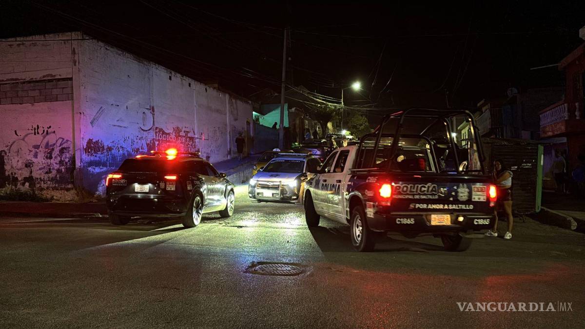 $!Elementos de la Policía Municipal controlan la riña ocurrida durante una fiesta en la colonia Bellavista.