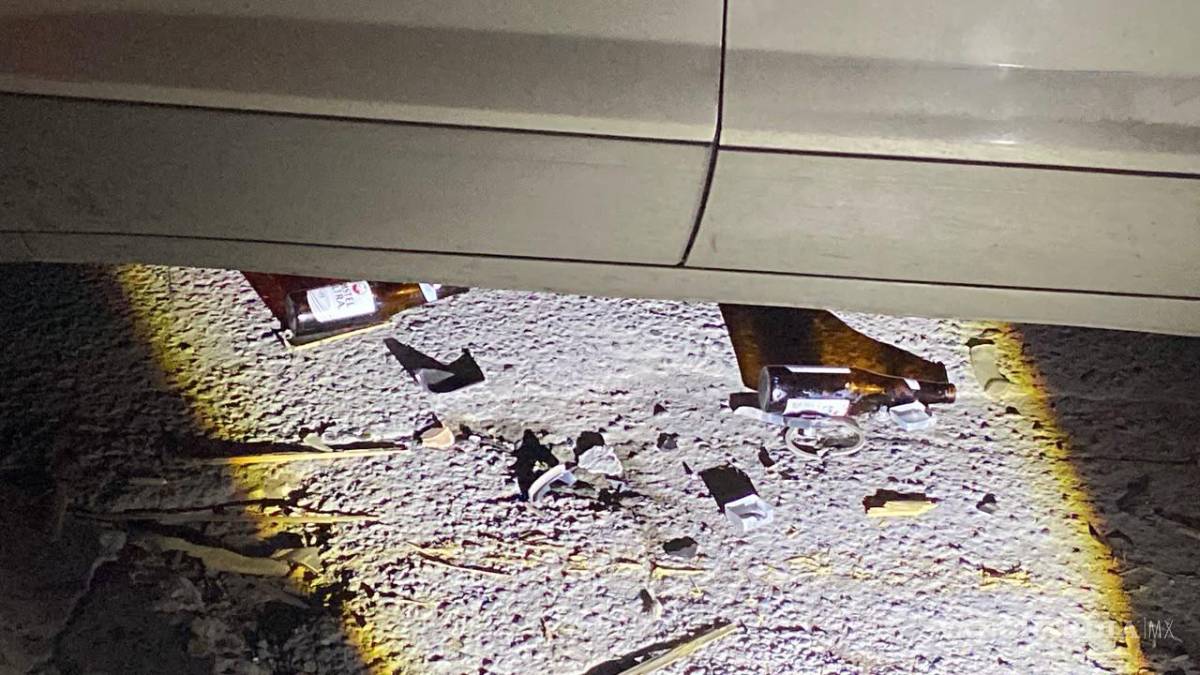 $!Elementos de Tránsito Municipal implementaron labores de abanderamiento en la zona para prevenir nuevos percances, debido al riesgo generado por la caída del poste y el constante paso de transporte de personal.