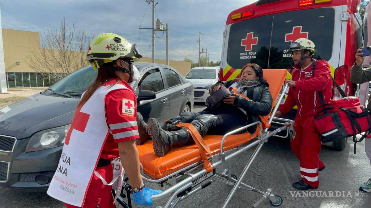 $!Paramédicos brindaron atención a la conductora de la moto en el lugar del accidente.