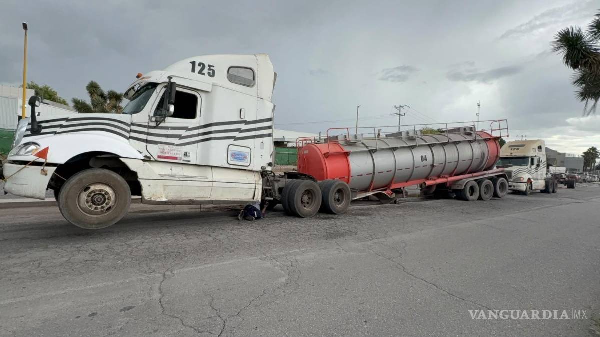 Se hunde pipa en el pavimento, frente a empresa de Saltillo