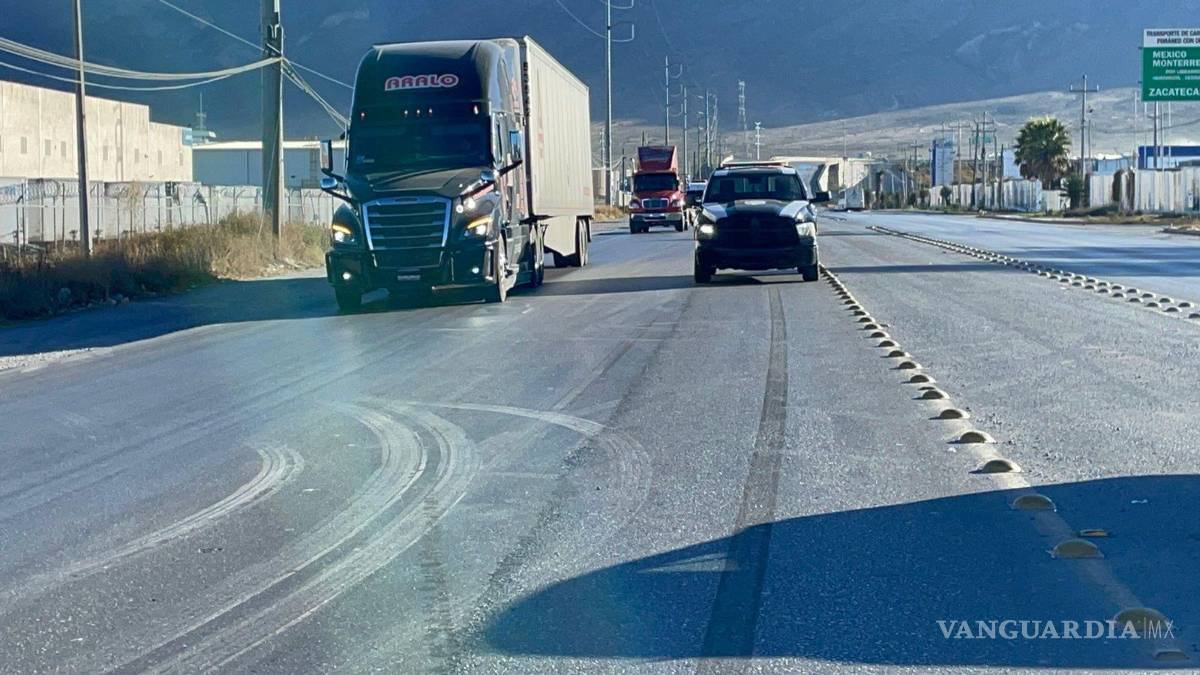 $!El tráfico en la carretera estatal a Derramadero quedó parcialmente detenido mientras ajustadores y autoridades trabajaban para resolver el incidente.