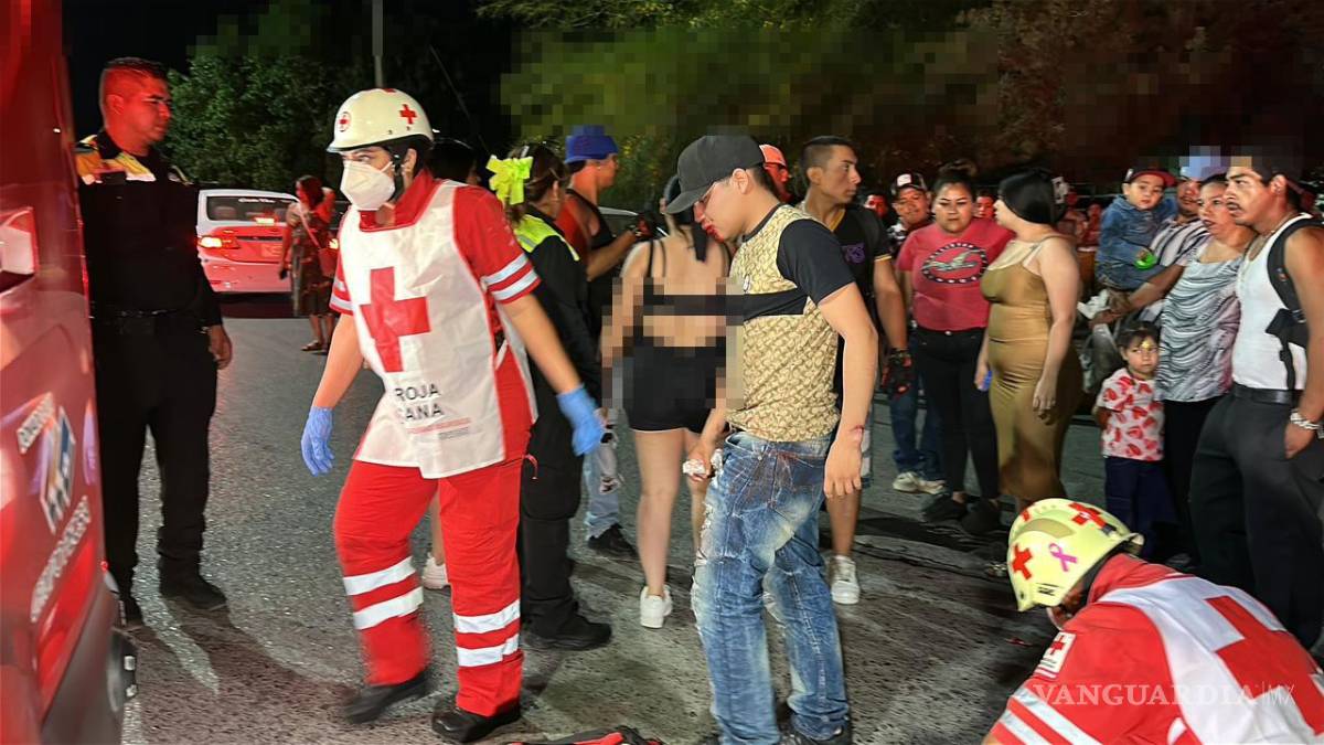 $!Elementos de Tránsito Municipal acudieron al lugar para realizar el peritaje correspondiente y determinar las responsabilidades derivadas del accidente ocurrido durante la noche en la Zona Centro.