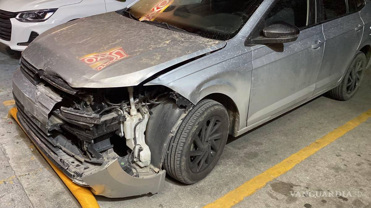 $!El Volkswagen Virtus presentó daños en la parte frontal luego del accidente registrado durante la madrugada.