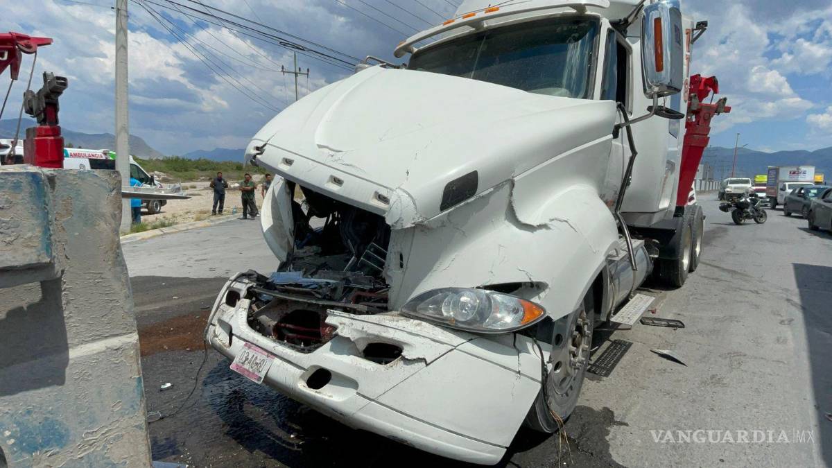 $!Un tractocamión de la empresa Transportes Colorado habría impactado a una plataforma, provocando una reacción en cadena entre varios vehículos pesados.
