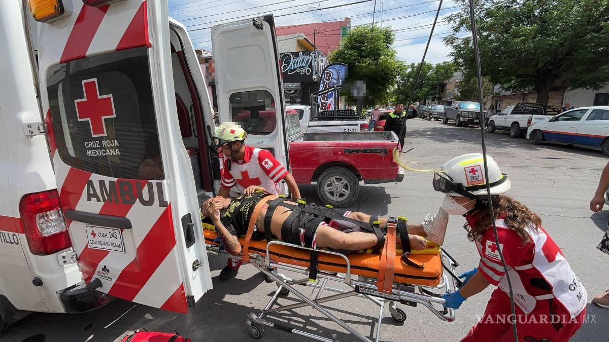 $!Paramédicos de la Cruz Roja atendieron al conductor de la motocicleta en el lugar de los hechos antes de trasladarlo a un hospital para recibir atención médica especializada.