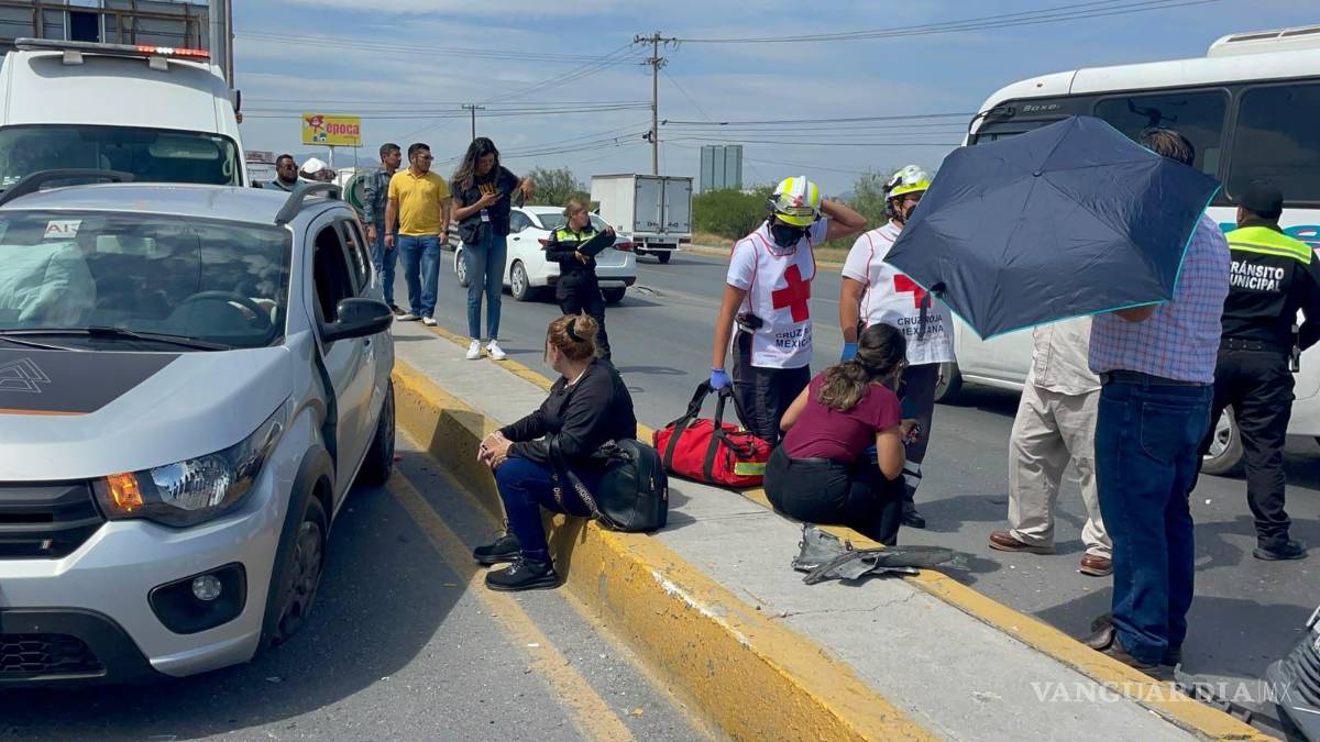 $!Paramédicos revisaron a los involucrados en el lugar y descartaron lesiones de gravedad.