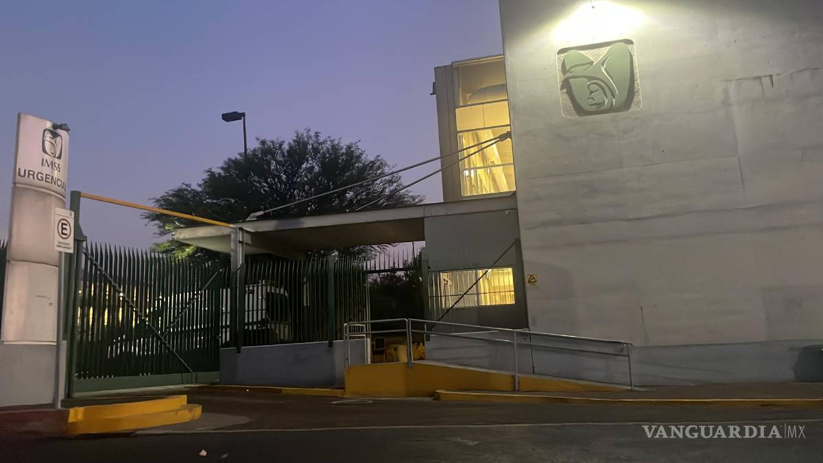 Trozo de concreto se desprende del techo del IMSS en Saltillo y lesiona a adulta mayor en sala de espera