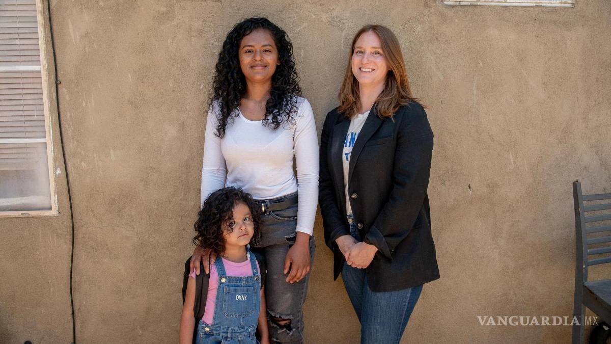 $!Deysi Vargas, su hija Sofía, que sufre del síndrome del intestino corto, y Rebecca Brown, abogada del Proyecto de Derechos de los Inmigrantes de Public Counsel.