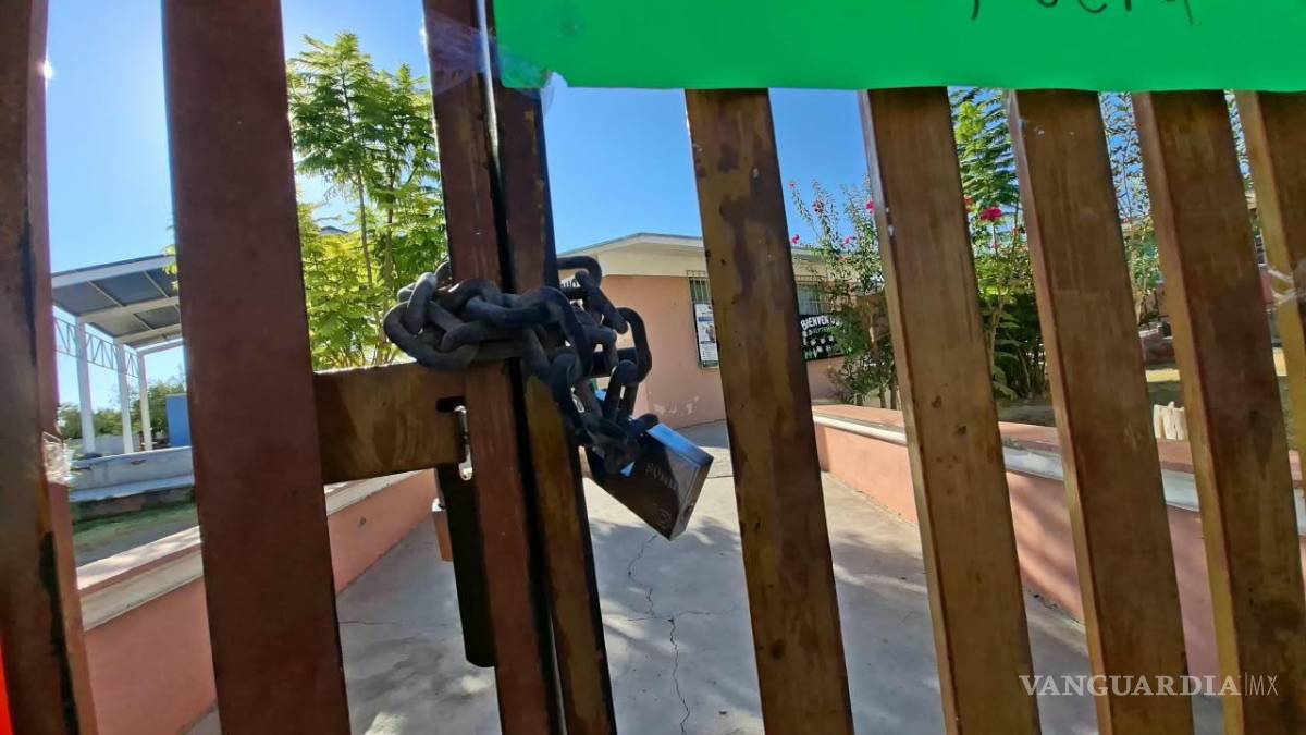 $!Madres de familia colocaron cadenas y candados en los accesos de la primaria Leona Vicario.