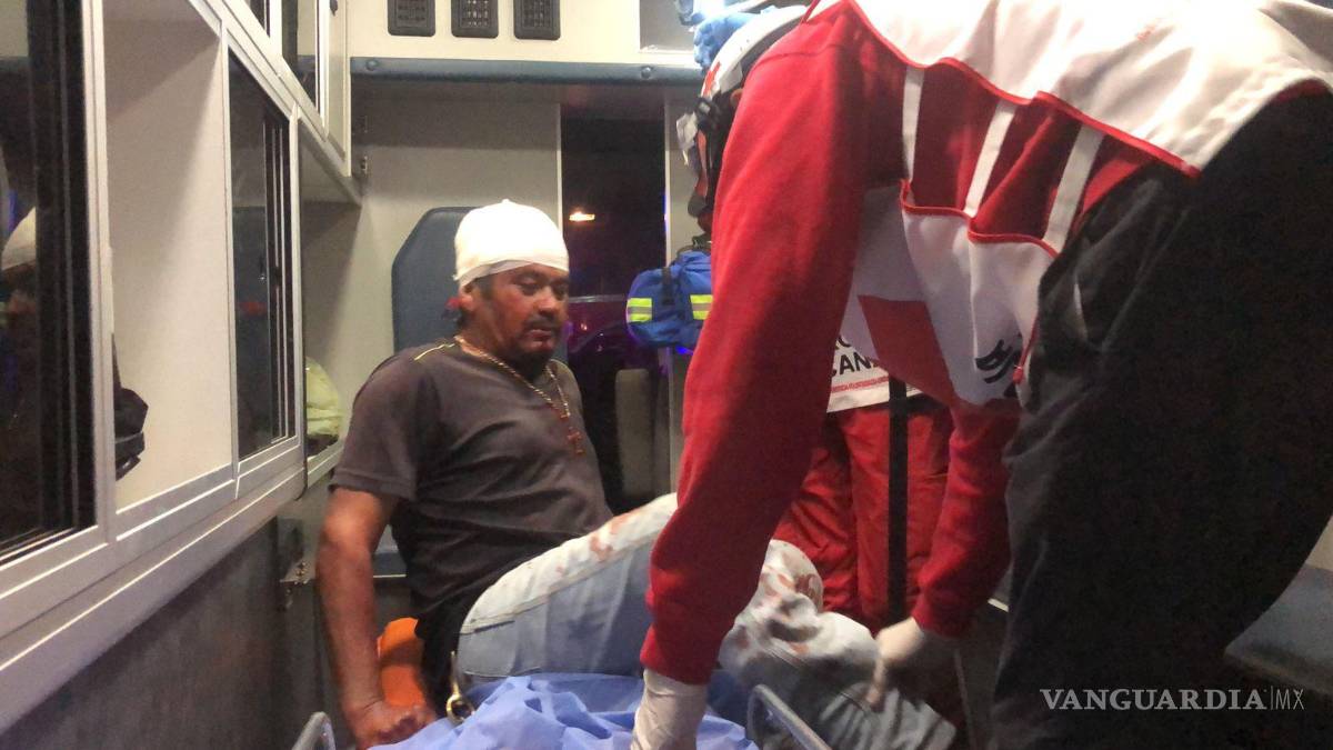 $!Paramédicos de la Cruz Roja llegaron al lugar y evaluaron al herido, decidiendo trasladarlo a un hospital para su pronta atención médica, ya que la herida necesitaba ser suturada.