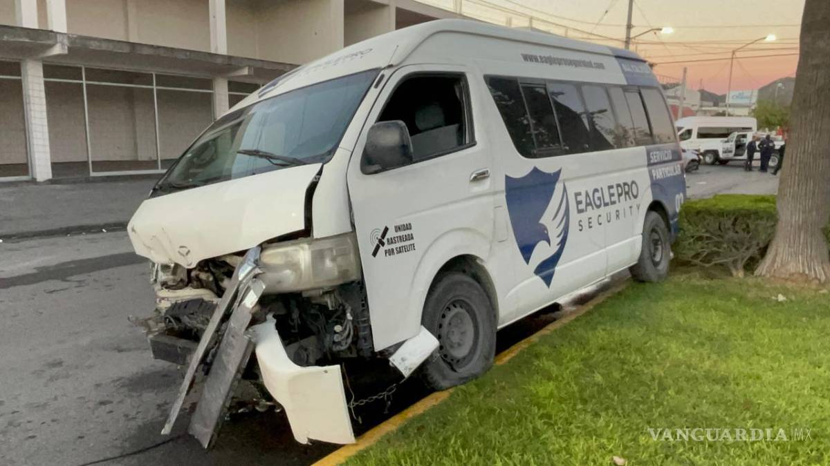 $!Tras el impacto, la camioneta se subió al camellón central.