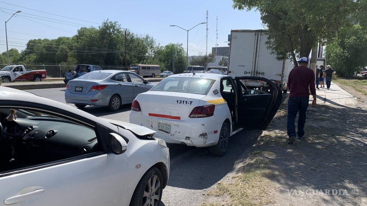 Saltillo: camión de empresa refresquera provoca carambola de 6 autos en LEA