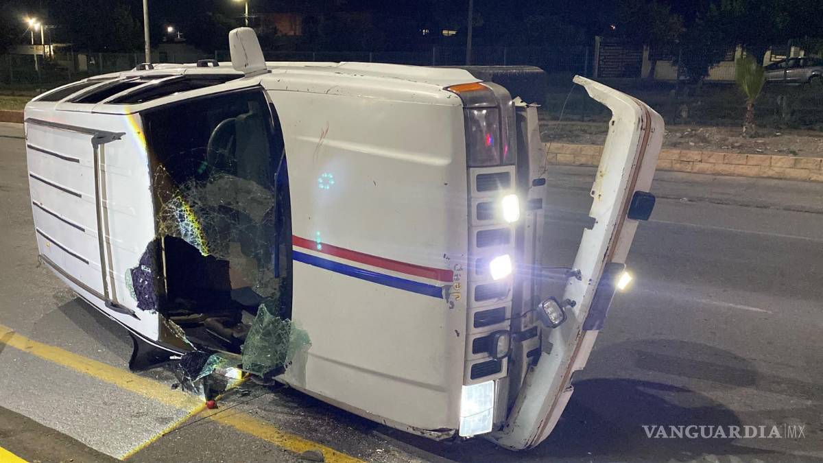 $!Elementos de Tránsito Municipal acudieron al lugar del accidente para realizar las diligencias correspondientes y buscar al conductor, quien abandonó la escena antes de la llegada de las autoridades.