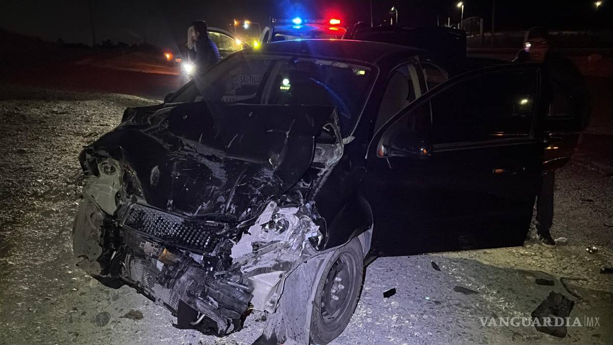 $!Paramédicos de la Cruz Roja acudieron al sitio para valorar al conductor involucrado en el percance.