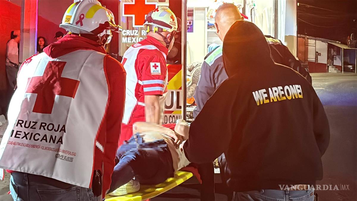 $!Paramédicos de la Cruz Roja brindaron atención urgente a los lesionados, quienes yacían sobre el pavimento.