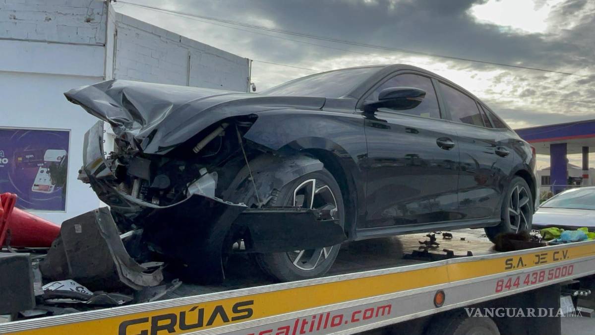 $!El automóvil MG presentó daños severos en la parte frontal y tuvo que ser retirado con el apoyo de una grúa.
