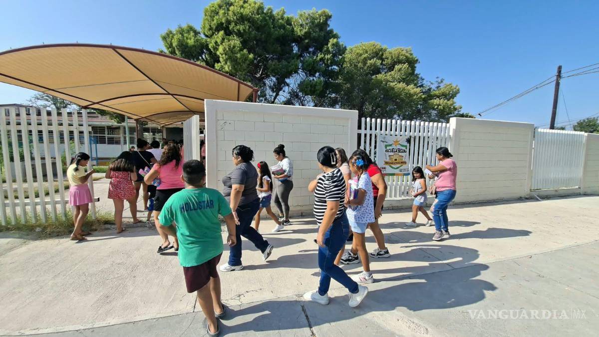 $!Padres de familia y alumnos acudieron este martes a la primaria Américas Unidas, donde se realizó la entrega de libros de texto pese a que los estudiantes permanecen fuera de las aulas.