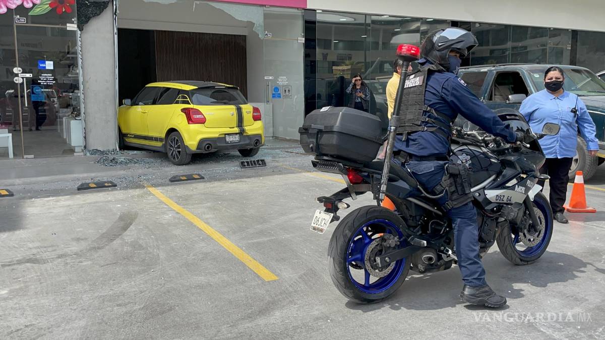 Se confunde, pisa el acelerador y acaba dentro de local comercial de Saltillo