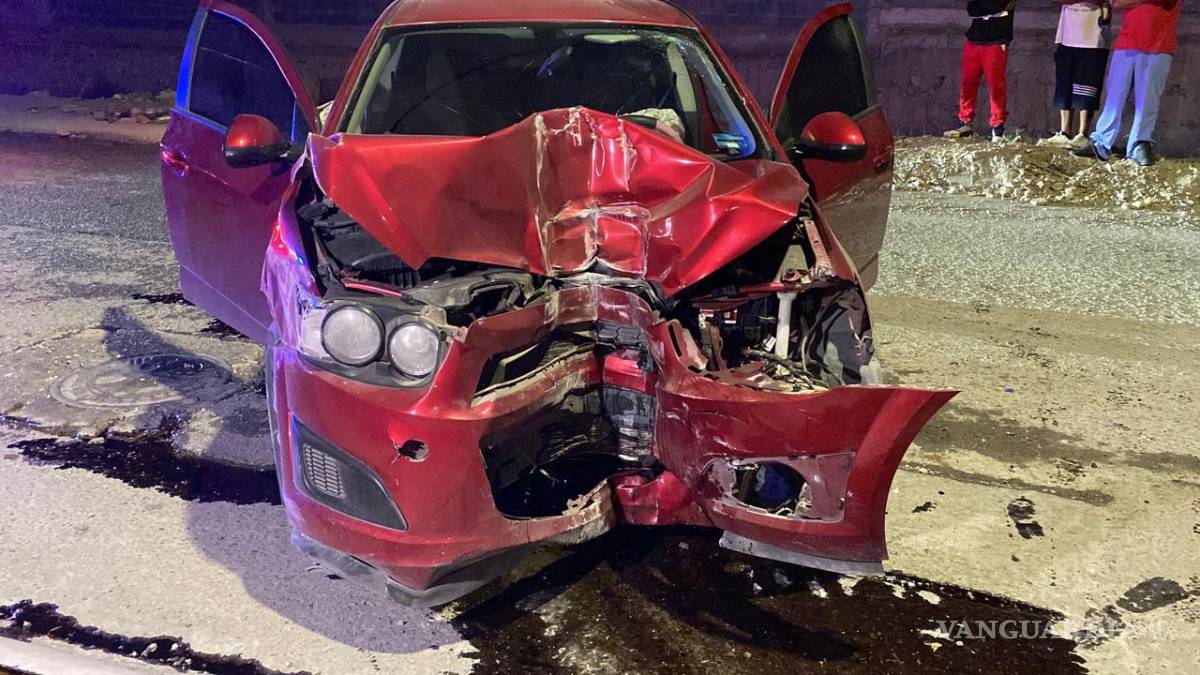$!Un automóvil Chevrolet Sonic terminó con severos daños frontales luego de que su conductora perdiera el control y se impactara contra un poste de concreto en la colonia Nueva Tlaxcala.