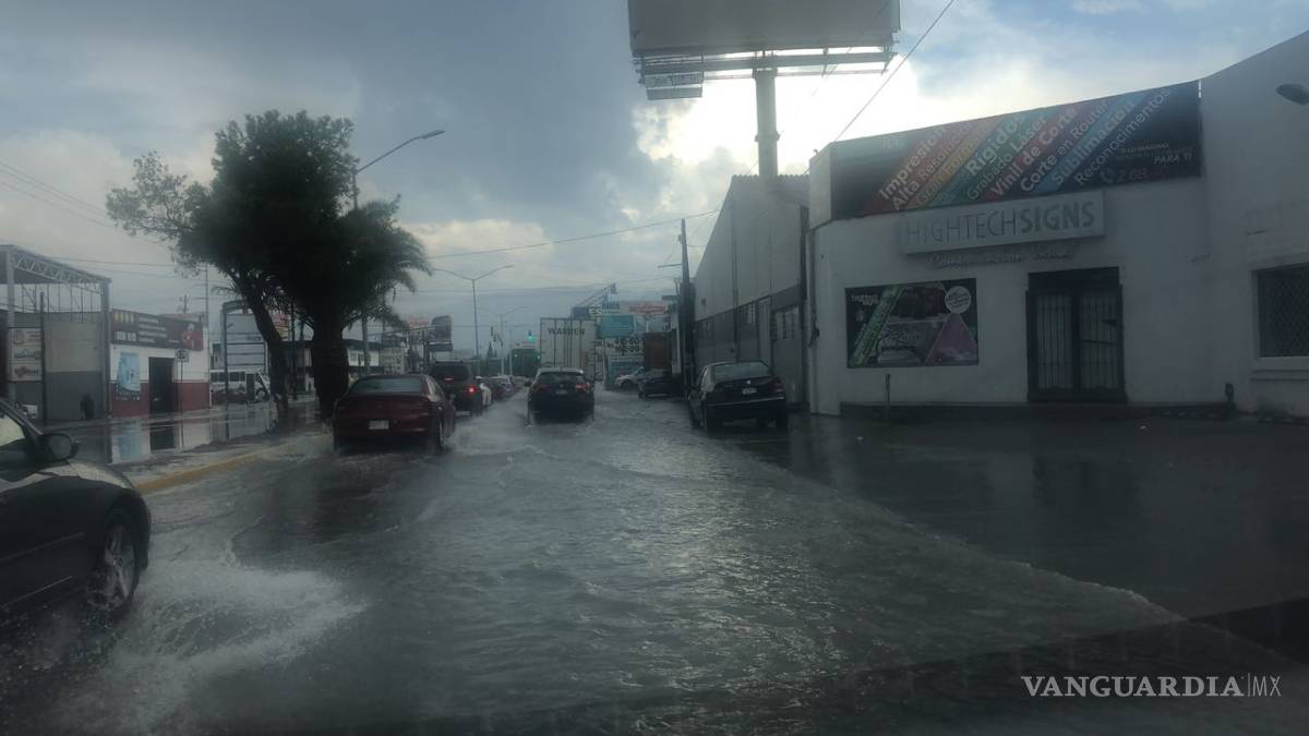 $!Cierran vialidades de Saltillo por fuertes lluvias
