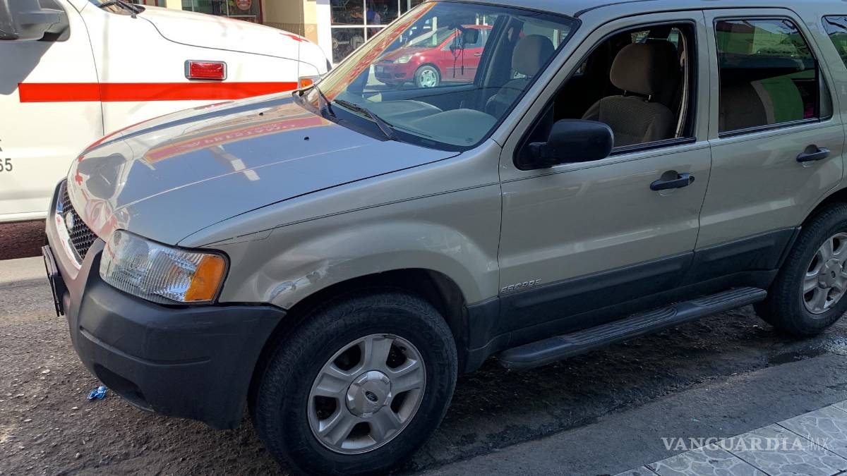 Saltillo: se queda dormido al volante, choca y embiste a hombre que limpiaba su camioneta