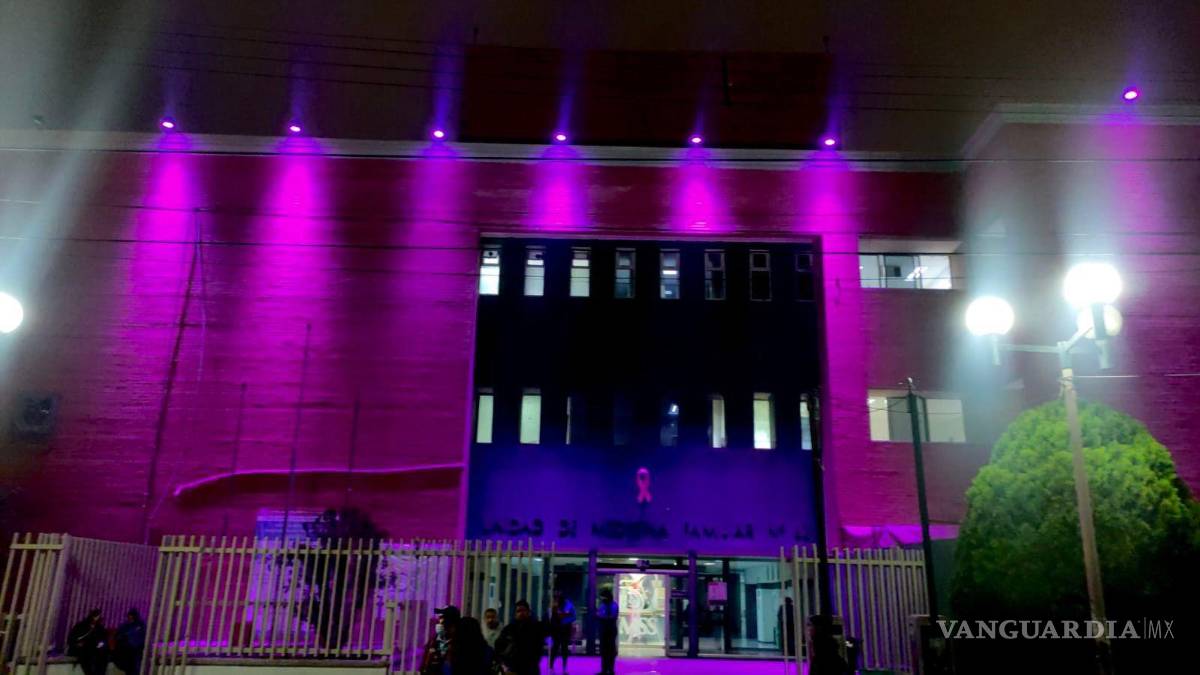 $!Organismos como el Instituto Mexicano del Seguro Social iluminaron sus instalaciones para sumarse a la campaña.