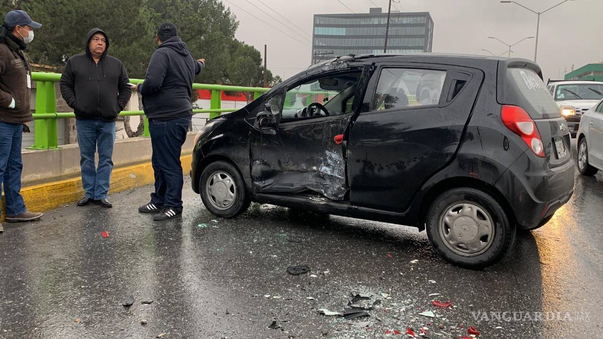 Transporte de personal provoca carambola sobre la ‘joroba’ del Periférico, Saltillo