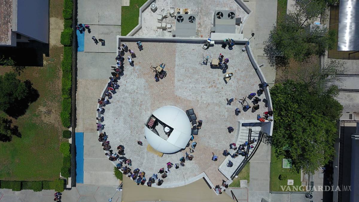 $!¡Hacen su agosto! Estudiantes venden y rentan protectores para ver el eclipse en la UAdeC