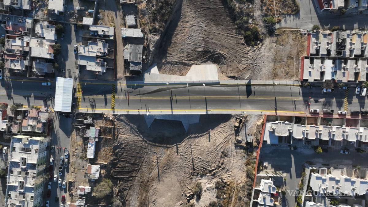 $!Los vecinos, quienes antes debían bajar a pie al arroyo o dar un largo rodeo en vehículo, ahora pueden cruzar de forma.