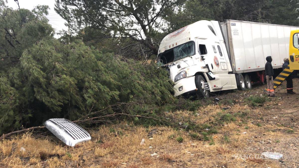 $!Los paramédicos y socorristas acudieron al sitio para ayudar a la persona, quien al estar atrapada se tuvo que utilizar la herramienta hidráulica para liberarla
