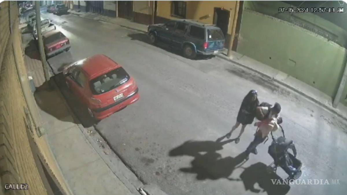 $!Las cámaras de seguridad captaron el momento en que una pareja, acompañada de un pequeño en una carriola, perpetró un robo en la Zona Centro.