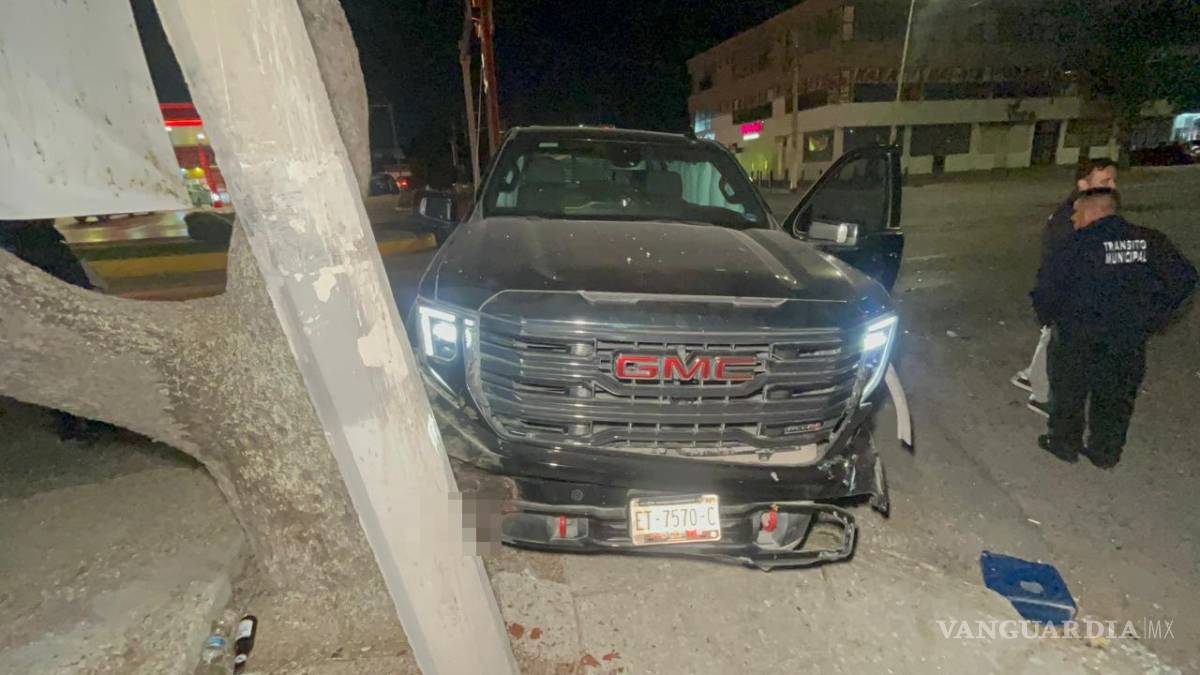 $!La camioneta afectada subió a la banqueta luego de la colisión.