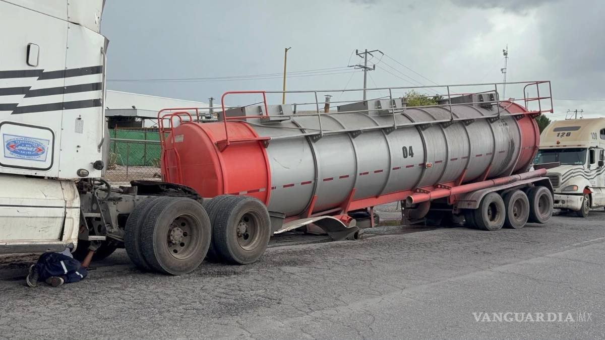 Se hunde pipa en el pavimento, frente a empresa de Saltillo