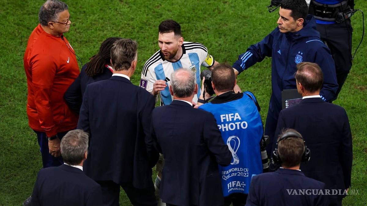 $!Messi y van Gaal se encaran durante el juego de Cuartos de Final.