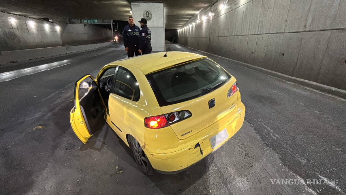 $!La unidad siniestrada fue remolcada a un corralón, donde permanecerá hasta que se cubran los daños y sanciones correspondientes.