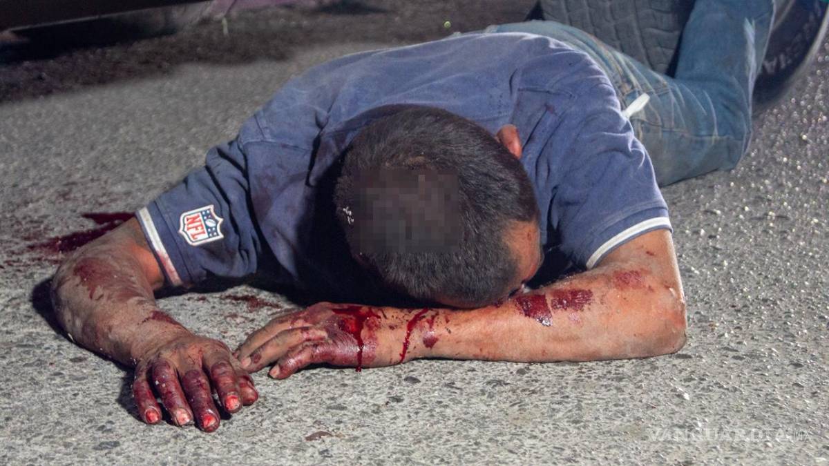 $!Testigos aseguraron que los agresores bajaron al hombre de su vehículo para golpearlo en repetidas ocasiones, mientras lanzaban amenazas que hacían suponer que conocían a la víctima.