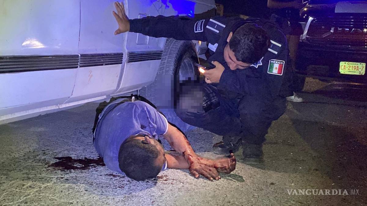 $!Elementos de la Policía Municipal acudieron al cruce de Otilio González y calle 27 tras el reporte de una persona ensangrentada sobre la carpeta asfáltica, donde tomaron conocimiento de la agresión.