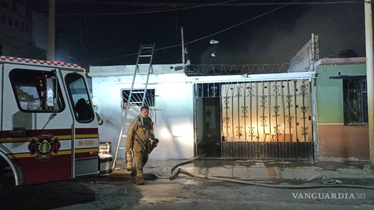 $!En el interior se encontraban personas tratando de sofocar las llamas.
